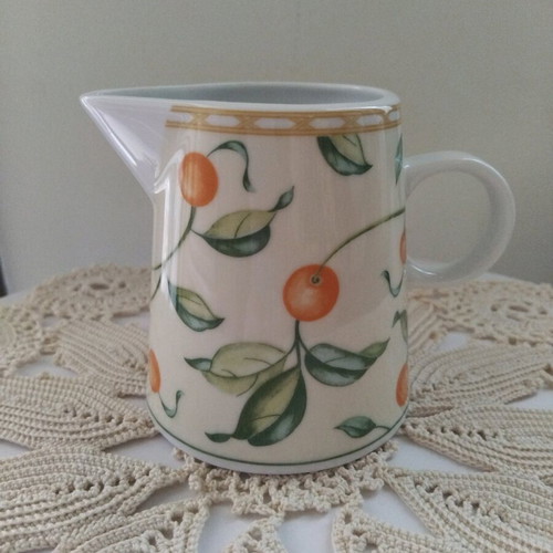 Flirt milk jug like new with orange design