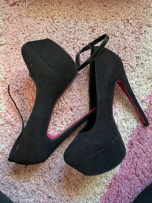 High-heeled pumps like new, size 39, black and pink velvet