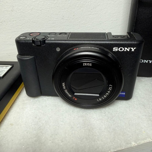 Sony ZV-1 Vlogging Kit σαν καινούργιο με grip και μπαταρίες