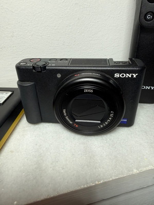 Sony ZV-1 Vlogging Kit σαν καινούργιο με grip και μπαταρίες