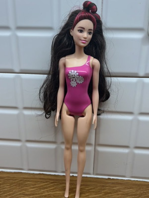 Barbie Asian doll used in excellent condition