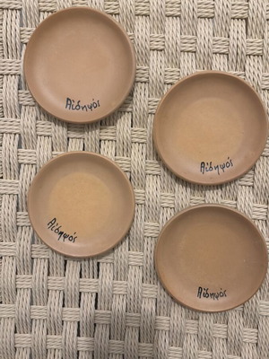 Set of 4 decorative Aidipsos plates like new