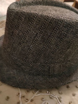 Herringbone hat like new, unisex, gray and black