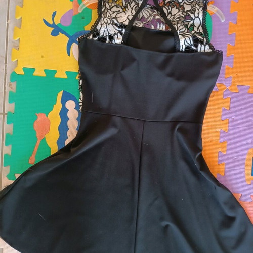 Dress medium size with lace and elasticity like new, black