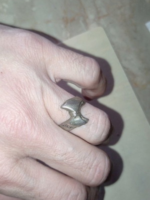Silver bow ring used