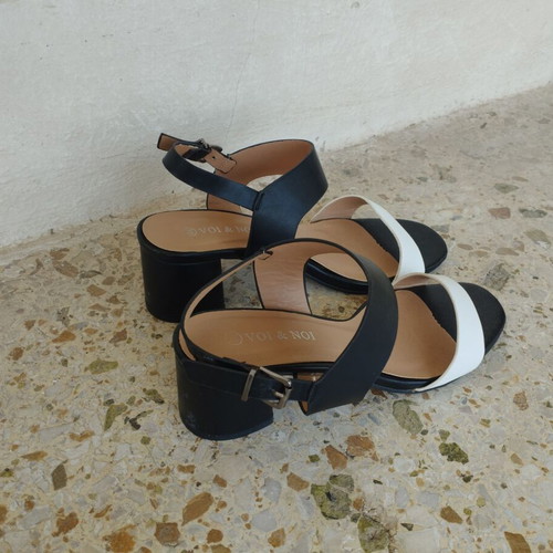 Voi & Noi sandals size 39 like new, black and white