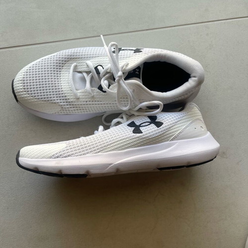 Under Armour athletic shoes size 41 like new, white