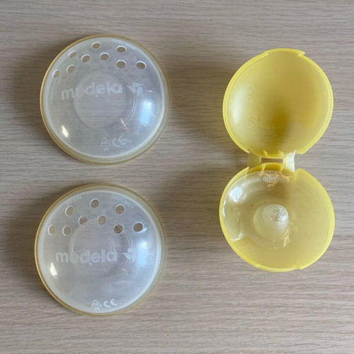 Medela breast shells and silicone nipples like new, 2 pcs with case