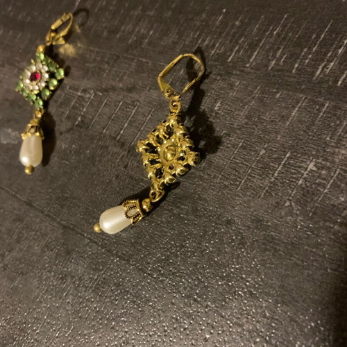 Dangling earrings new, gold color with colorful stones and pearls