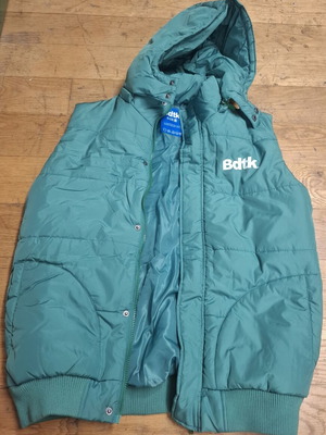 BodyTalk men's sleeveless green jacket with hood like new, size M