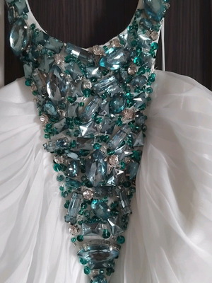 Βραδινό φόρεμα Mikael Evening and Couture σε αποχρώσεις λευκού–τιρκουάζ με ombré εφέ