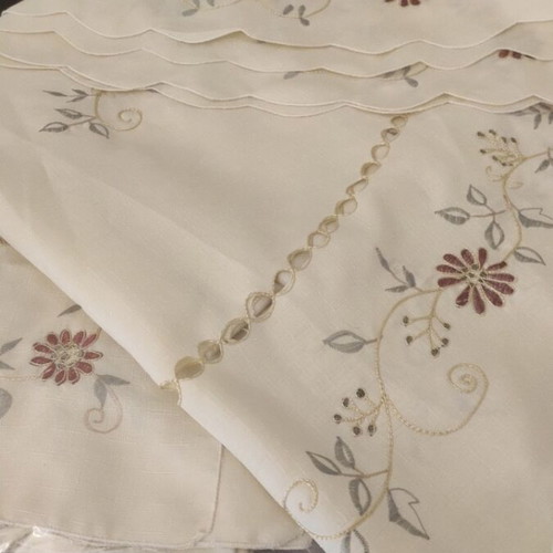 Set of round and square tablecloths like new