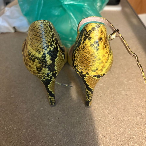 Yellow suede pumps size 38 almost new