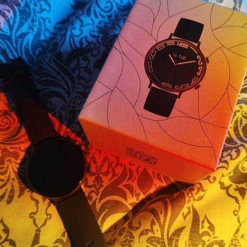 Smart watch like new with call function and charger