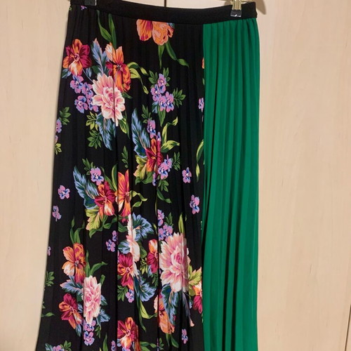 Stradivarius pleated skirt like new, black with multicolor flowers