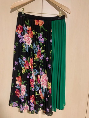 Stradivarius pleated skirt like new, black with multicolor flowers