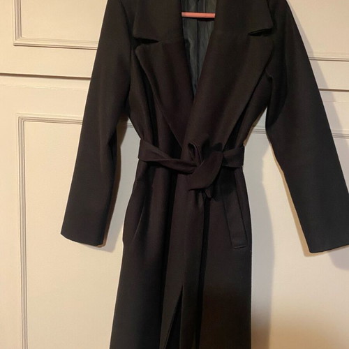 Black women's coat with belt new size medium