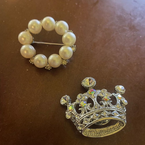 Fashion jewelry pins like new, white and silver