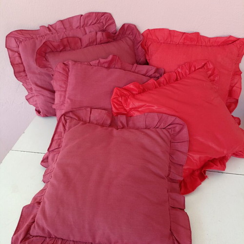 Classic pillows pack of 6, 4 burgundy and 2 red, like new
