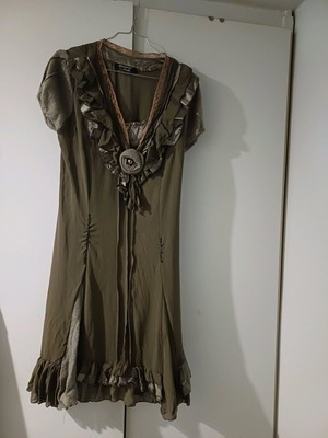Φόρεμα διπλό χακί σαν καινούργιο, μέγεθος small-medium με βολάν και υφασμάτινο λουλούδι