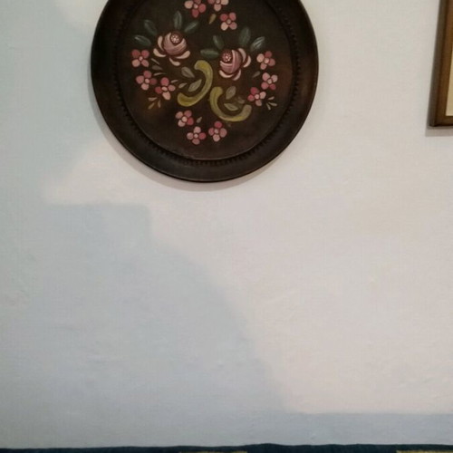 Decorative wall plate hand-painted, like new, ceramic 28 cm diameter