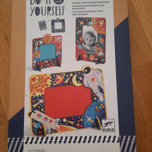 Djeco craft kit with 2 photo frames like new