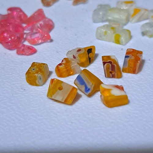 Set of assorted mineral chips and glass beads, 115g