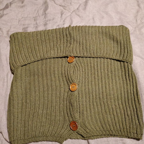 Knitted accessory new with wooden buttons