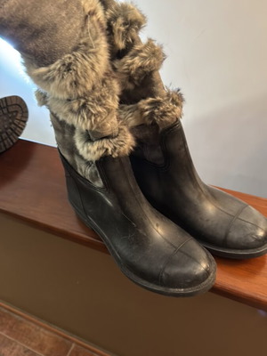 A To Z Greek black boots like new, size 40