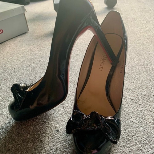 Roberto Venuti Milano patent leather pumps like new with red sole