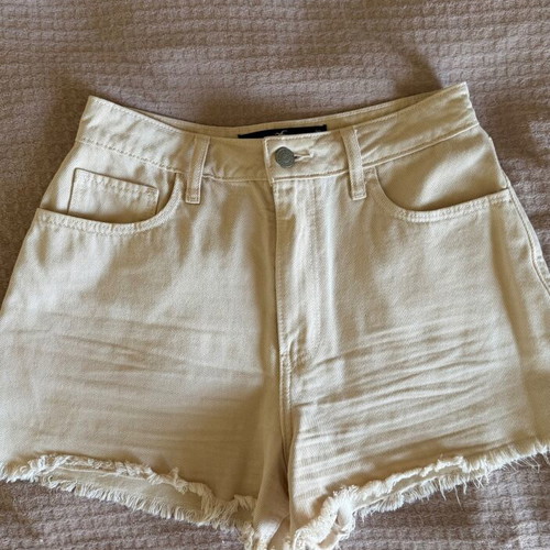 Hollister women's beige short shorts size 26