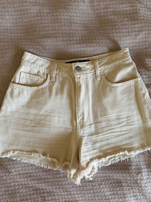 Hollister women's beige short shorts size 26