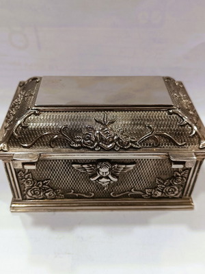 Vintage jewelry box with cherubs and roses, like new