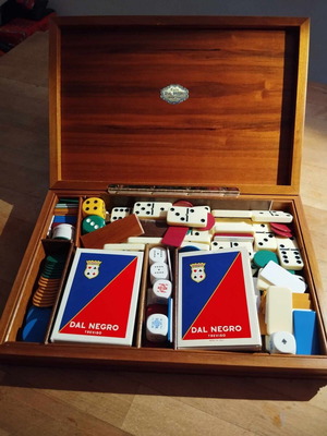 Dal Negro wooden case like new with chips and playing cards