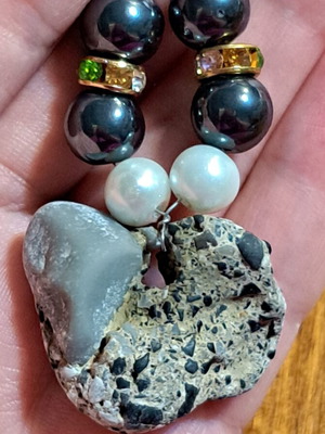 Natural raw stones heart-shaped, like new, set of 2