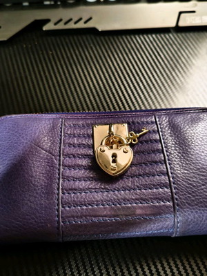 Πορτοφόλι Juicy Couture σαν καινούργιο, μωβ