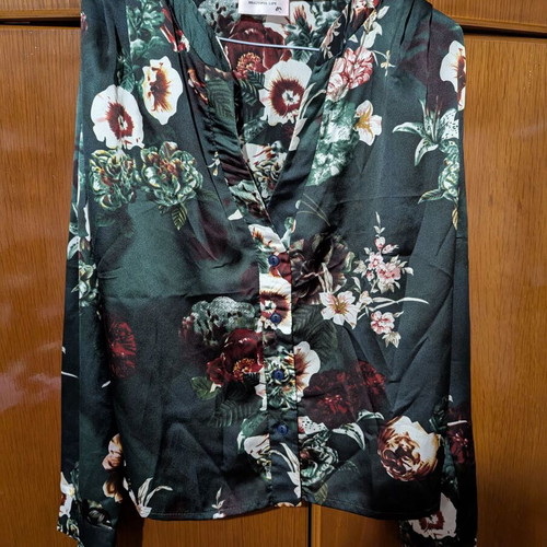 Cristina beautiful life shirt like new, size S M