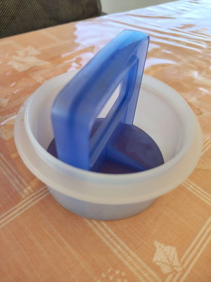 Tupperware burger maker set used with 5 containers, lid and press