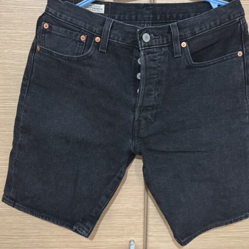 Levi’s 501 slim fit black bermuda shorts size 31