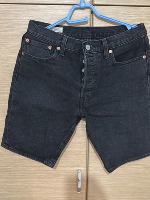 Levi’s 501 slim fit black bermuda shorts size 31