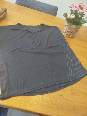Tshirt like new, dark blue, size L