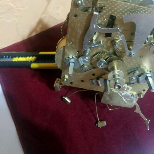 Wall clock mechanism like new with 6 hammers, gold color