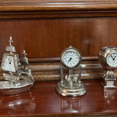Miniature clocks like new, set of 10 analog tabletop