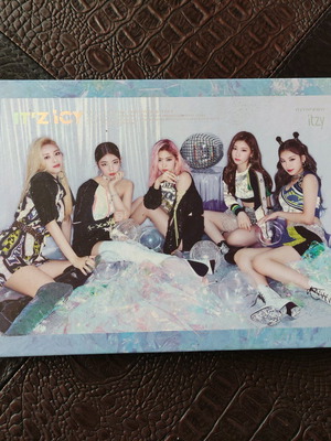 Албум Itzy 'Iz's Icy' нов с CD, фотокарта Lia и стикери