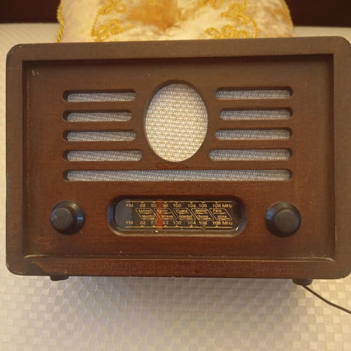 Retro wooden tabletop radio like new