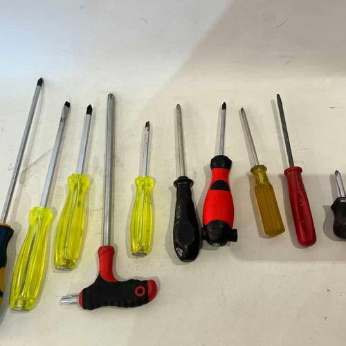 Set of 10 various hand screwdrivers used