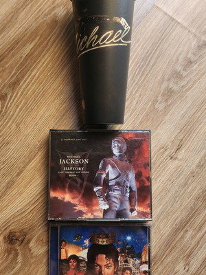 Συλλογή Michael Jackson με ποτήρι και 2 μεταχειρισμένα άλμπουμ CD ποπ