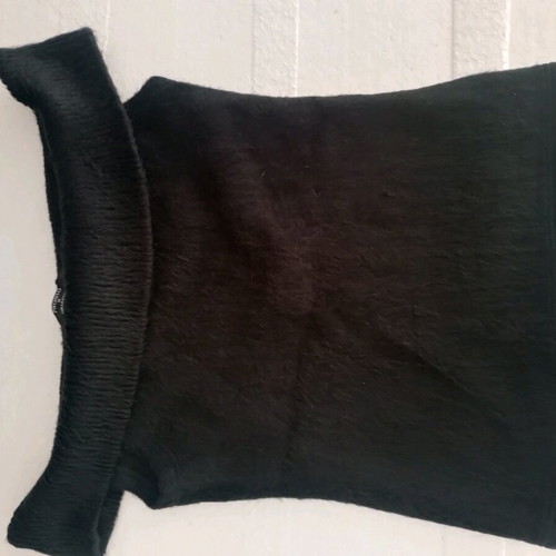 Pronto Moda fuzzy t-shirt used, off-shoulder, black