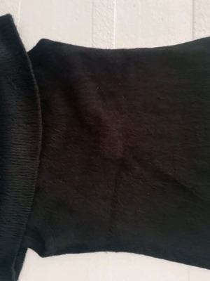Pronto Moda fuzzy t-shirt used, off-shoulder, black