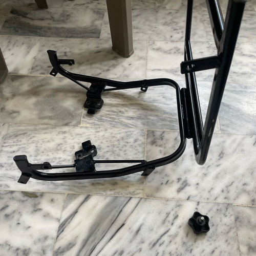 Delivery rack used with tilt mechanism and free anti-theft locks